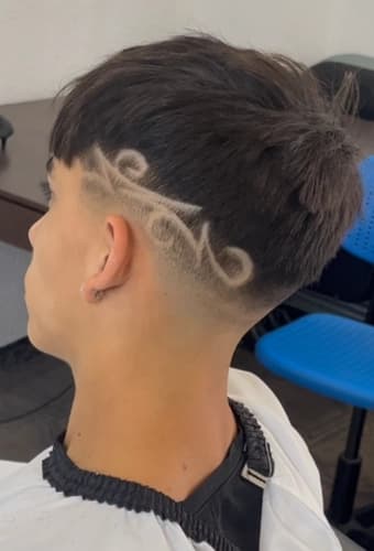 Corte Low Fade con texturizado superior estilo urbano en Silla.