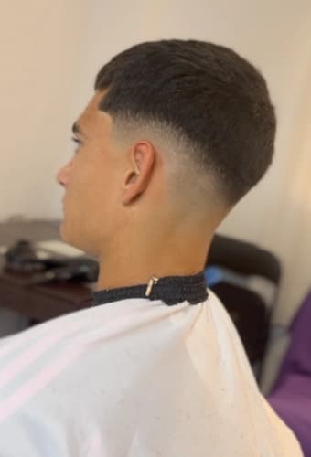 Arreglo de barba perfilada a navaja con toalla caliente.