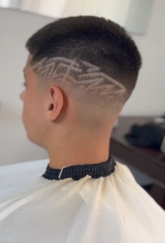 Mullet moderno desvanecido en patillas, tendencia actual.